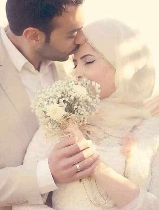 ↓ 62 – Beautiful Muslim Couple Expressing Love