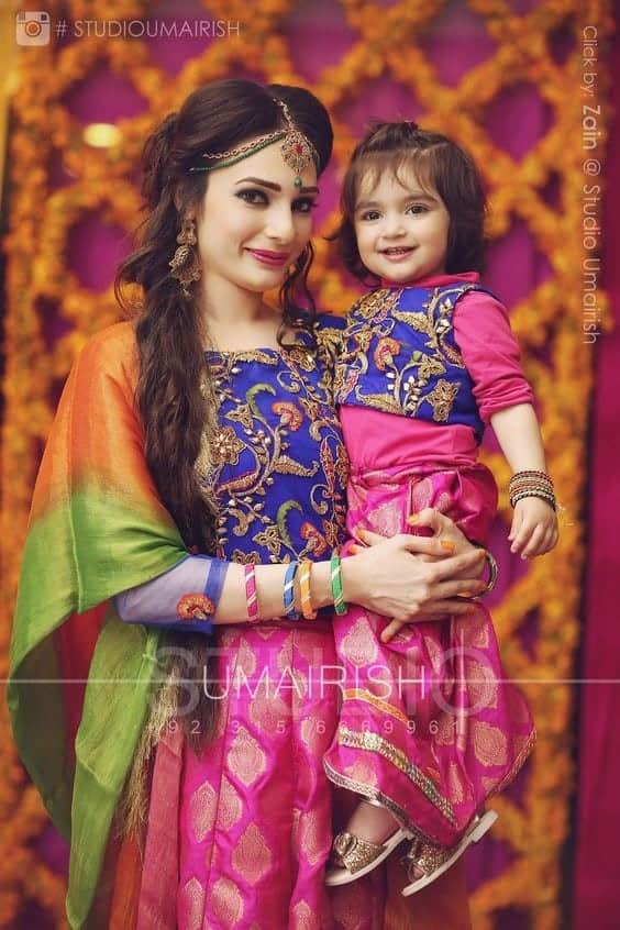 ↓ 12 – Mommy and Baby Twinning Outfits For Mehndi