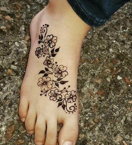 ↓ 29 – Cute and Easy Mehndi Design for Feet