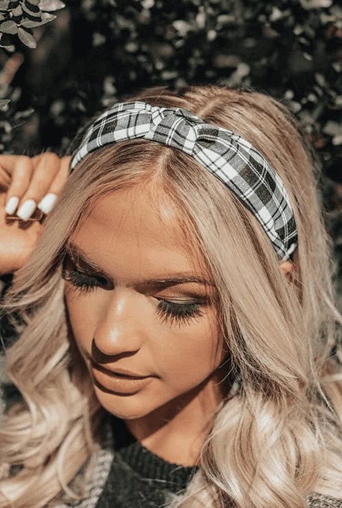 ↓ 3 – Accessories to Wear With Back to School Hairstyles