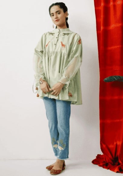 ↓10 – Short Kurta and Denim Pants