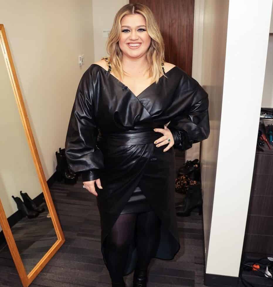 4 – Get an Edgy Look with Kelly Clarkson in Leather and Stocking!