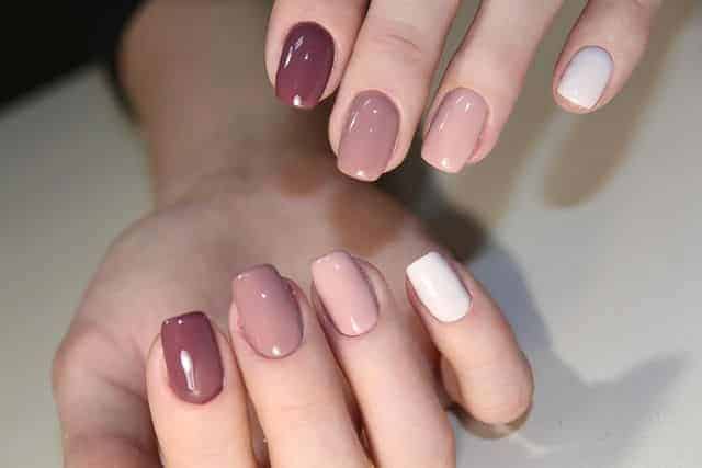 ↓ 40 – Gleaming Nails