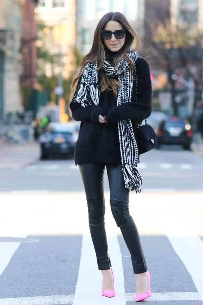 ↓ 12 – What to Wear with Black Leggings in Fall