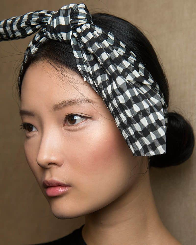 ↓ 1 – How to Style Greasy Hair with Scarf?