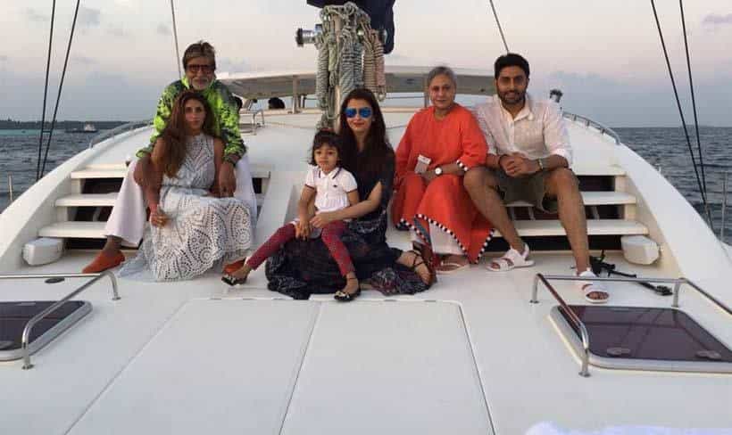 ↓ 5 – Aishwarya Rai With Her Family On Beach