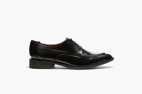 ↓ 2 – With Oxford Shoes for Traveling