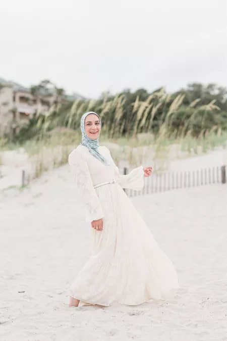 ↓ 9- Hijab with an All-White Outfit