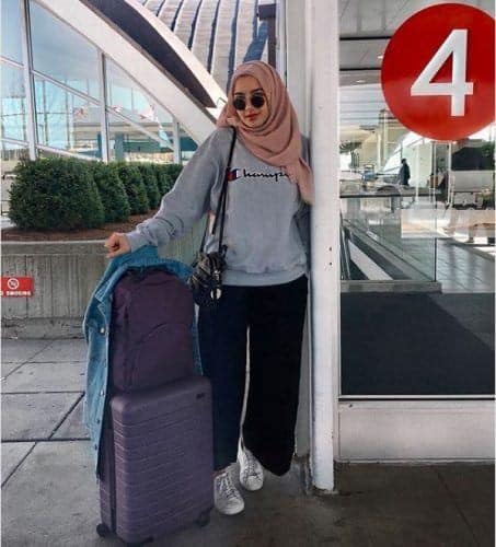 ↓ 05 – Airport Jacket Hijab Outfits